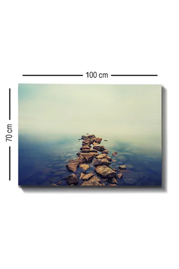 Canvastavla 70x100 cm - Stenlagd väg som sträcker sig över en stilla vattenyta - Grå / Blå / Beige - Inredning - Tavlor & posters - Canvastavla