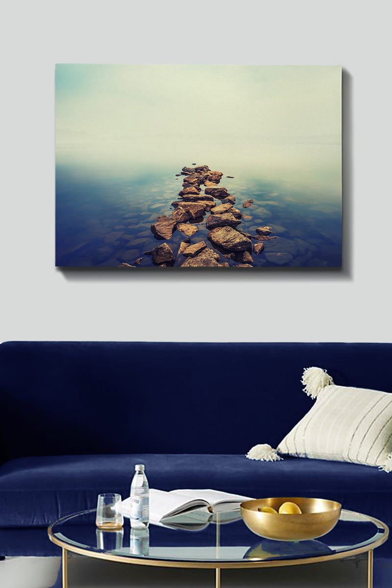 Canvastavla 70x100 cm - Stenlagd väg som sträcker sig över en stilla vattenyta - Grå / Blå / Beige - Inredning - Tavlor & posters - Canvastavla