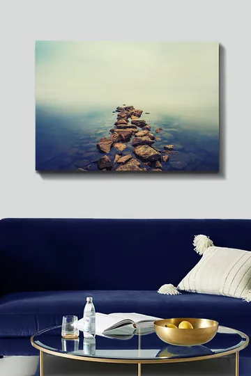 Canvastavla 70x100 cm - Stenlagd väg som sträcker sig över en stilla vattenyta - Grå / Blå / Beige - Inredning - Tavlor & posters - Canvastavla