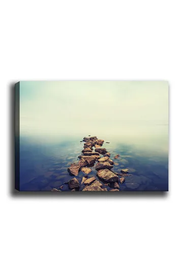 Canvastavla 70x100 cm - Stenlagd väg som sträcker sig över en stilla vattenyta - Grå / Blå / Beige - Inredning - Tavlor & posters - Canvastavla