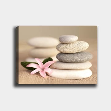 Canvastavla 70x100 cm - Stenpyramid med en rosa blomma som symboliserar balans och harmoni - Grå / Beige / Rosa - Inredning - Tavlor & posters - Canvastavla