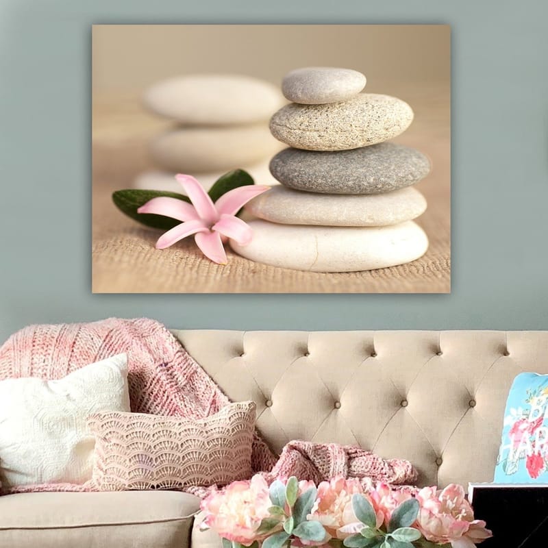 Canvastavla 70x100 cm - Stenpyramid med en rosa blomma som symboliserar balans och harmoni - Grå / Beige / Rosa - Inredning - Tavlor & posters - Canvastavla