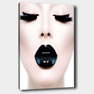 Canvastavla 70x100 cm - Stiliserad ansiktsporträtt med fokus på en person med svart läppstift och dramatiska ögonfransar - Svart / Vit / Grå - Inredning - Tavlor & posters - Canvastavla