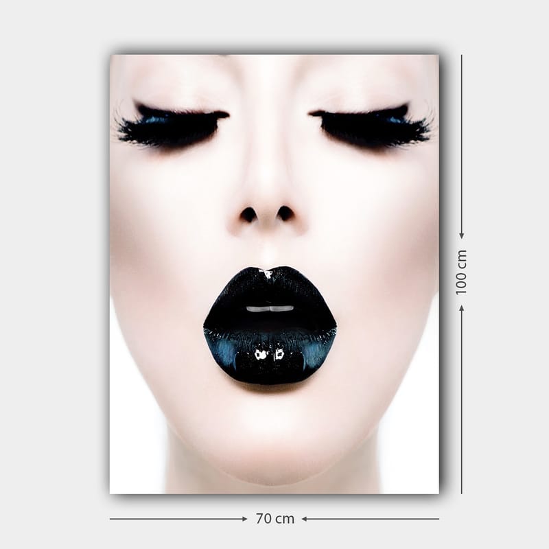 Canvastavla 70x100 cm - Stiliserad ansiktsporträtt med fokus på en person med svart läppstift och dramatiska ögonfransar - Svart / Vit / Grå - Inredning - Tavlor & posters - Canvastavla