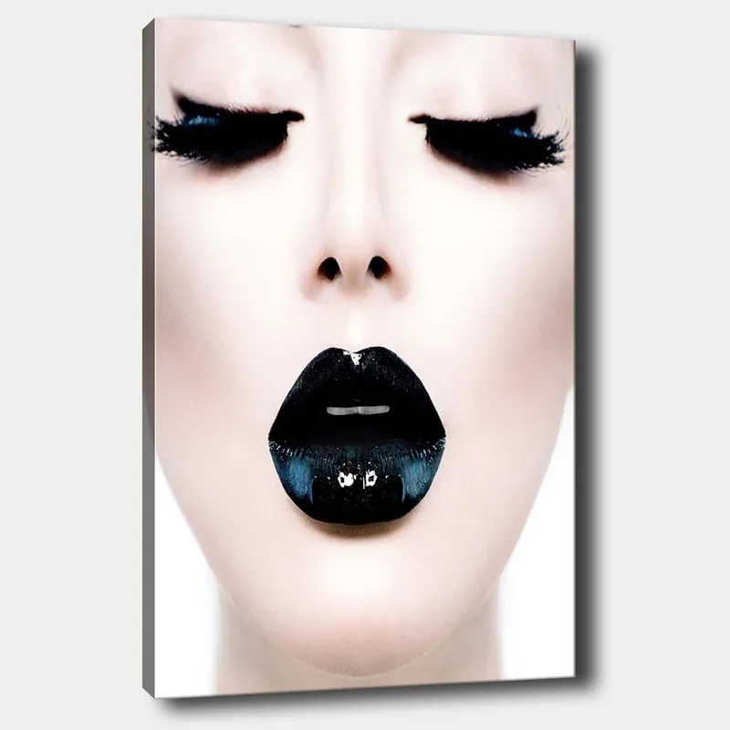 Canvastavla 70x100 cm - Stiliserad ansiktsporträtt med fokus på en person med svart läppstift och dramatiska ögonfransar, Svart / Vit / Grå