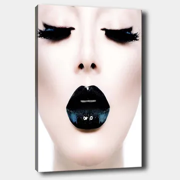 Canvastavla 70x100 cm - Stiliserad ansiktsporträtt med fokus på en person med svart läppstift och dramatiska ögonfransar - Svart / Vit / Grå - Inredning - Tavlor & posters - Canvastavla