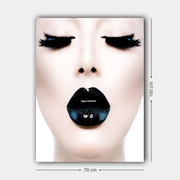 Canvastavla 70x100 cm - Stiliserad ansiktsporträtt med fokus på en person med svart läppstift och dramatiska ögonfransar - Svart / Vit / Grå - Inredning - Tavlor & posters - Canvastavla