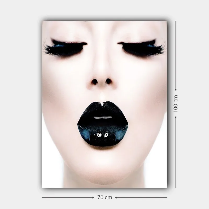 Canvastavla 70x100 cm - Stiliserad ansiktsporträtt med fokus på en person med svart läppstift och dramatiska ögonfransar - Svart / Vit / Grå - Inredning - Tavlor & posters - Canvastavla