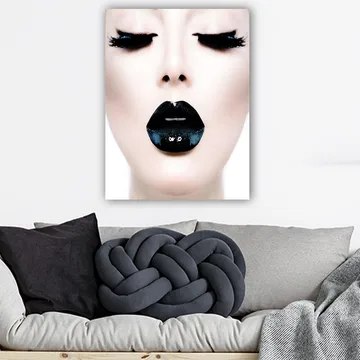 Canvastavla 70x100 cm - Stiliserad ansiktsporträtt med fokus på en person med svart läppstift och dramatiska ögonfransar - Svart / Vit / Grå - Inredning - Tavlor & posters - Canvastavla