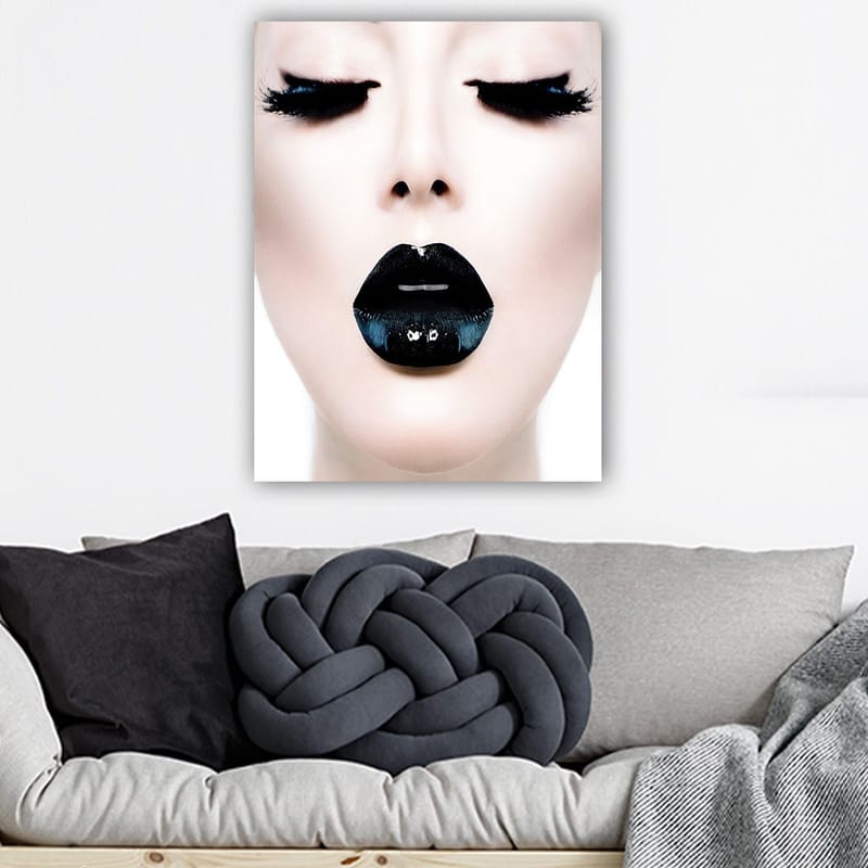 Canvastavla 70x100 cm - Stiliserad ansiktsporträtt med fokus på en person med svart läppstift och dramatiska ögonfransar - Svart / Vit / Grå - Inredning - Tavlor & posters - Canvastavla