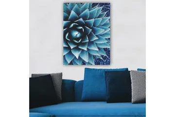 Canvastavla 70x100 cm - Stiliserad bild av en agaveplanta med fokus på dess symmetriska bladstruktur - Blå / Grön - Inredning - Tavlor & posters - Canvastavla