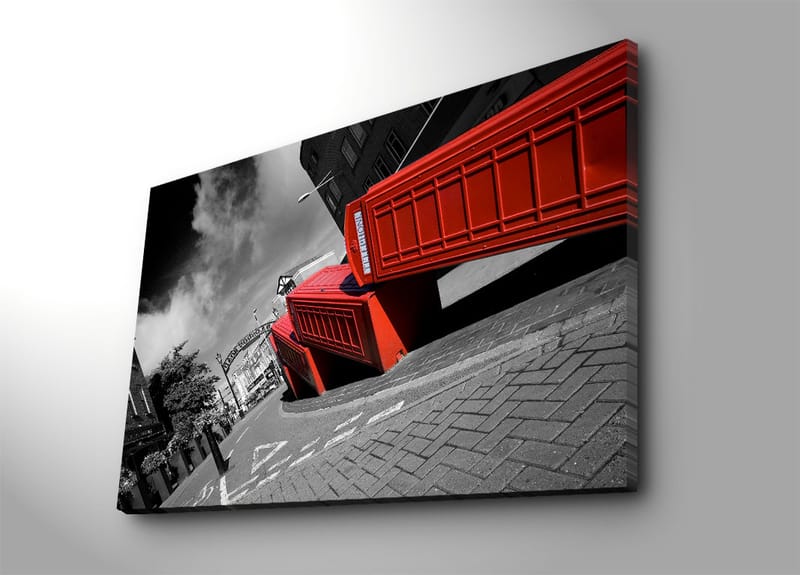 Canvastavla 70x100 cm - Stiliserad bild av röda telefonkiosker i en svartvit stadsbild, Röd / Svart
