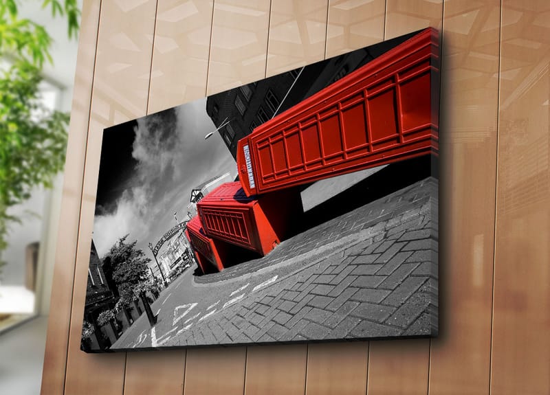 Canvastavla 70x100 cm - Stiliserad bild av röda telefonkiosker i en svartvit stadsbild - Röd / Svart - Inredning - Tavlor & posters - Canvastavla