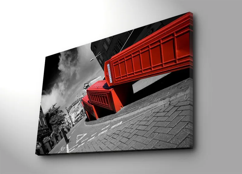 Canvastavla 70x100 cm - Stiliserad bild av röda telefonkiosker i en svartvit stadsbild, Röd / Svart