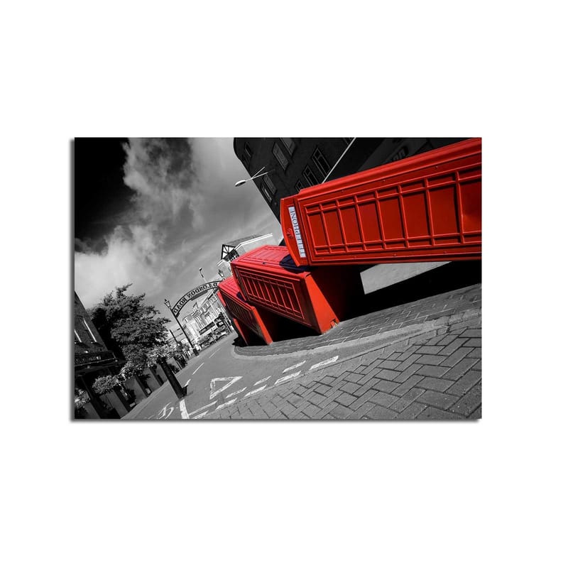 Canvastavla 70x100 cm - Stiliserad bild av röda telefonkiosker i en svartvit stadsbild - Röd / Svart - Inredning - Tavlor & posters - Canvastavla