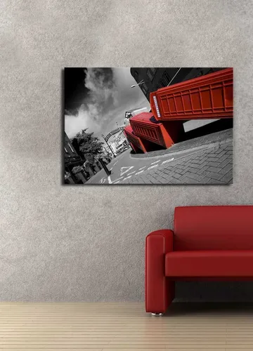 Canvastavla 70x100 cm - Stiliserad bild av röda telefonkiosker i en svartvit stadsbild - Röd / Svart - Inredning - Tavlor & posters - Canvastavla