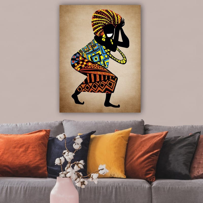 Canvastavla 70x100 cm - Stiliserad figur med färgglada mönster som dansar med en stor huvudprydnad - Svart / Röd / Blå - Inredning - Tavlor & posters - Canvastavla