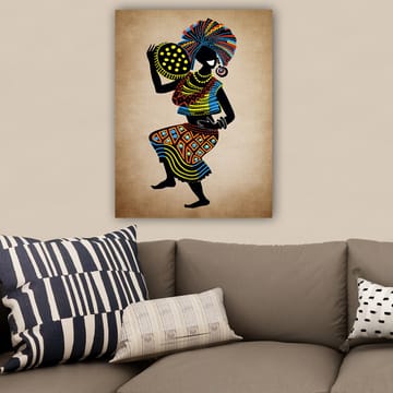 Canvastavla 70x100 cm - Stiliserad kvinna i traditionell klädsel som bär en stor huvudbonad och en skål med prickar - Svart / Blå / Orange - Inredning - Tavlor & posters - Canvastavla