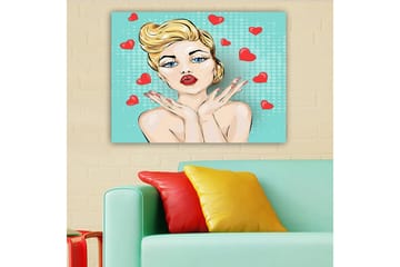 Canvastavla 70x100 cm - Stiliserad kvinna med blont hår och röda läppar som ger en kyss med hjärtan runt omkring sig - Ljusblå / Röd / Beige - Inredning - Tavlor & posters - Canvastavla