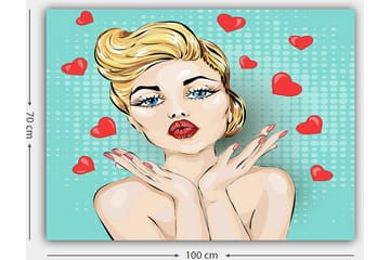Canvastavla 70x100 cm - Stiliserad kvinna med blont hår och röda läppar som ger en kyss med hjärtan runt omkring sig - Ljusblå / Röd / Beige - Inredning - Tavlor & posters - Canvastavla