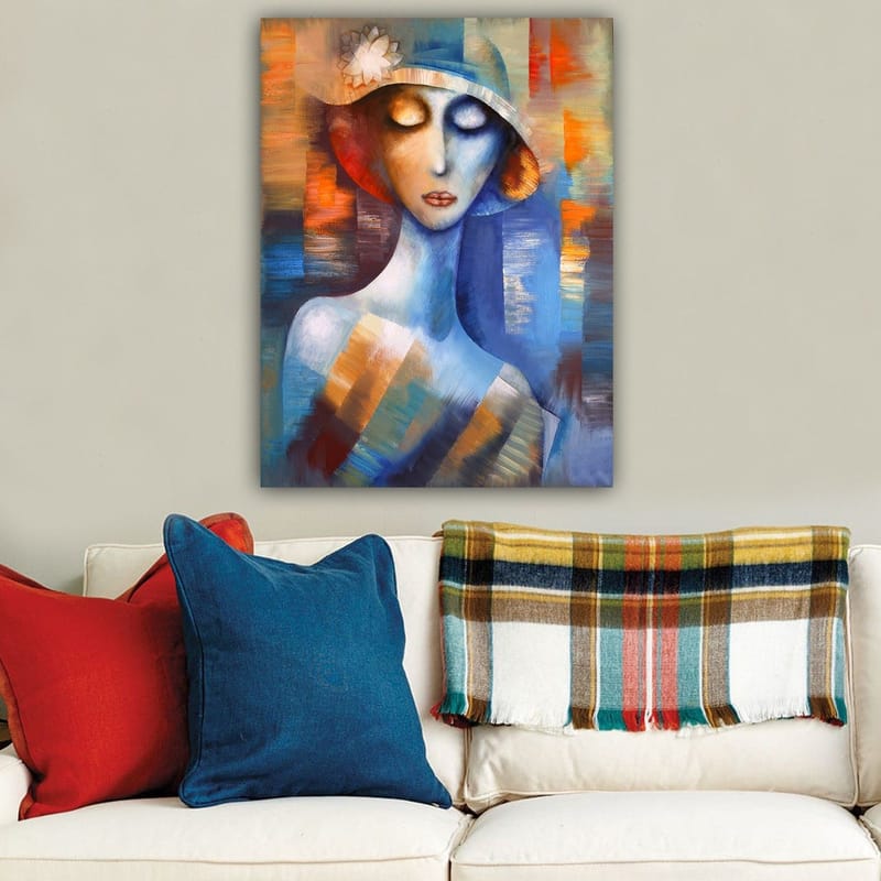 Canvastavla 70x100 cm - Stiliserad kvinna med en hatt som utstrålar en drömlik och känslosam atmosfär - Blå / Orange / Vit - Inredning - Tavlor & posters - Canvastavla