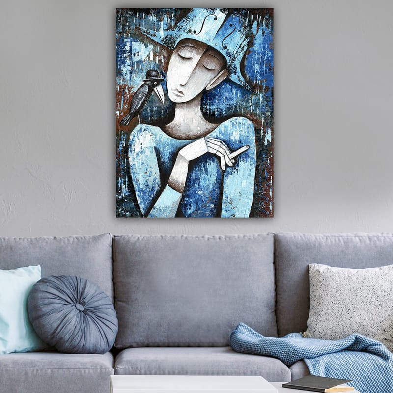 Canvastavla 70x100 cm - Stiliserad kvinna med en svart fågel på axeln, klädd i blått och vitt - Blå / Vit / Svart - Inredning - Tavlor & posters - Canvastavla