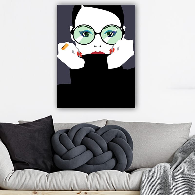 Canvastavla 70x100 cm - Stiliserad kvinna med stora glasögon som håller om sitt ansikte - Grön / Svart / Röd - Inredning - Tavlor & posters - Canvastavla