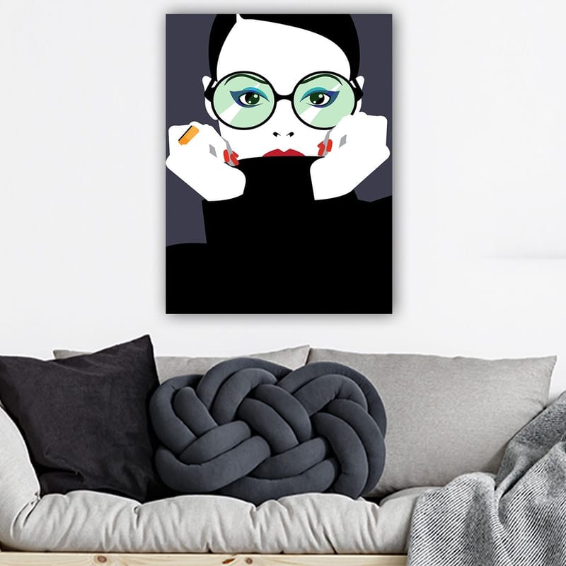 Canvastavla 70x100 cm - Stiliserad kvinna med stora glasögon som håller om sitt ansikte - Grön / Svart / Röd - Inredning - Tavlor & posters - Canvastavla