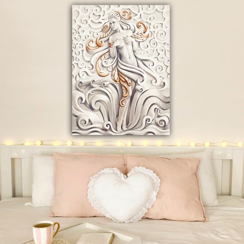 Canvastavla 70x100 cm - Stiliserad kvinna omgiven av svängande mönster och ornamentik - Vit / Beige / Guld - Inredning - Tavlor & posters - Canvastavla