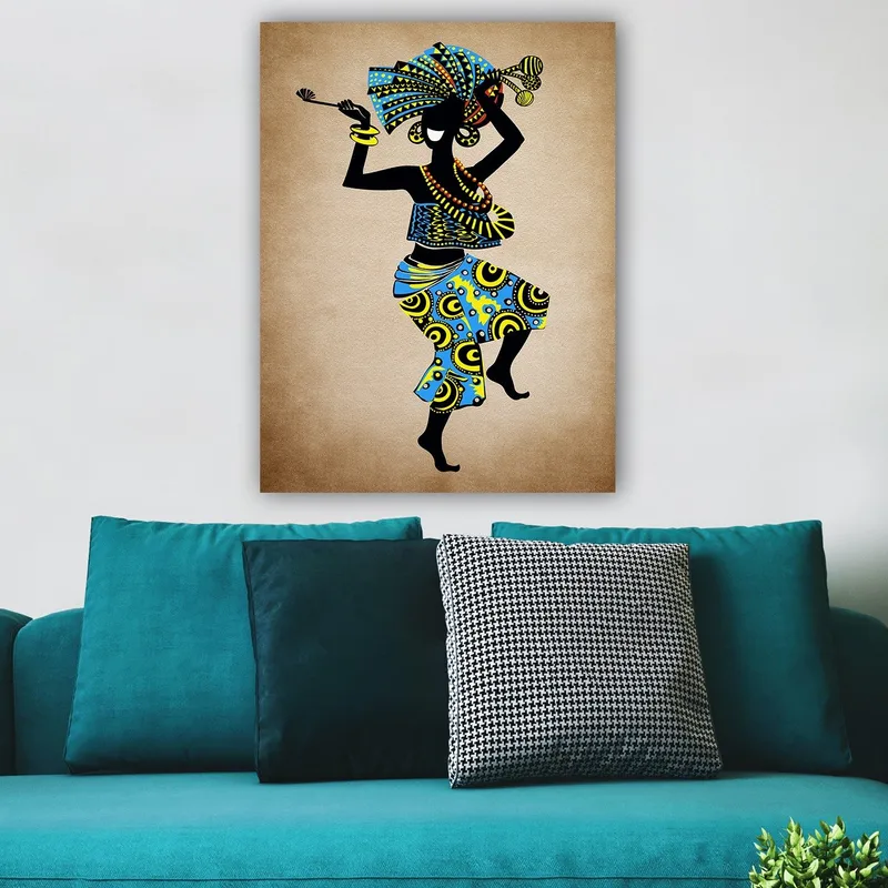 Canvastavla 70x100 cm - Stiliserad kvinna som dansar med en färgglad huvudbonad och kläder, bärande på en korg, Blå / Svart / Gul
