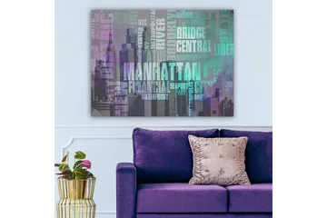 Canvastavla 70x100 cm - Stiliserad representation av Manhattan med fokus på stadens namn och ikoniska byggnader - Lila / Turkos / Grå - Inredning - Tavlor & posters - Canvastavla