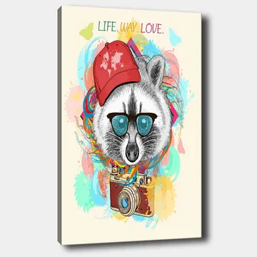 Canvastavla 70x100 cm - Stiliserad tvättbjörn med solglasögon och en kamera, bärande en röd keps, omgiven av färgglada mönster - Röd / Blå / Grön - Inredning - Tavlor & posters - Canvastavla