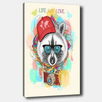 Canvastavla 70x100 cm - Stiliserad tvättbjörn med solglasögon och en kamera, bärande en röd keps, omgiven av färgglada mönster - Röd / Blå / Grön - Inredning - Tavlor & posters - Canvastavla