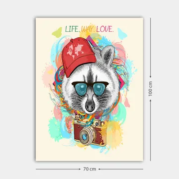 Canvastavla 70x100 cm - Stiliserad tvättbjörn med solglasögon och en kamera, bärande en röd keps, omgiven av färgglada mönster - Röd / Blå / Grön - Inredning - Tavlor & posters - Canvastavla