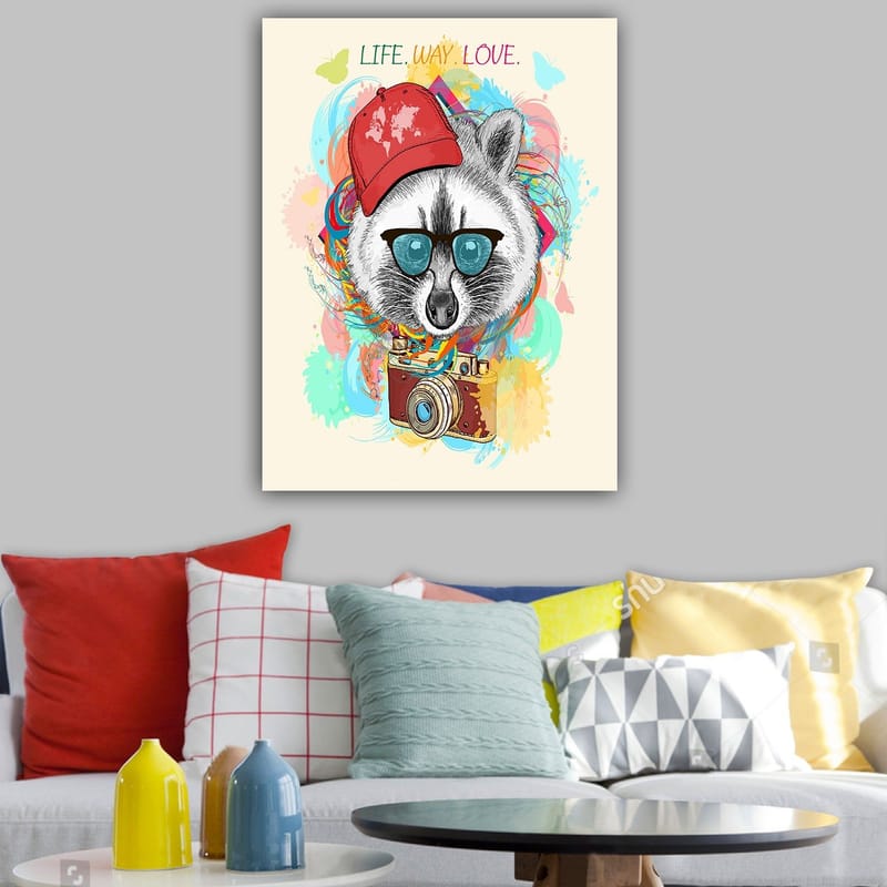 Canvastavla 70x100 cm - Stiliserad tvättbjörn med solglasögon och en kamera, bärande en röd keps, omgiven av färgglada mönster - Röd / Blå / Grön - Inredning - Tavlor & posters - Canvastavla