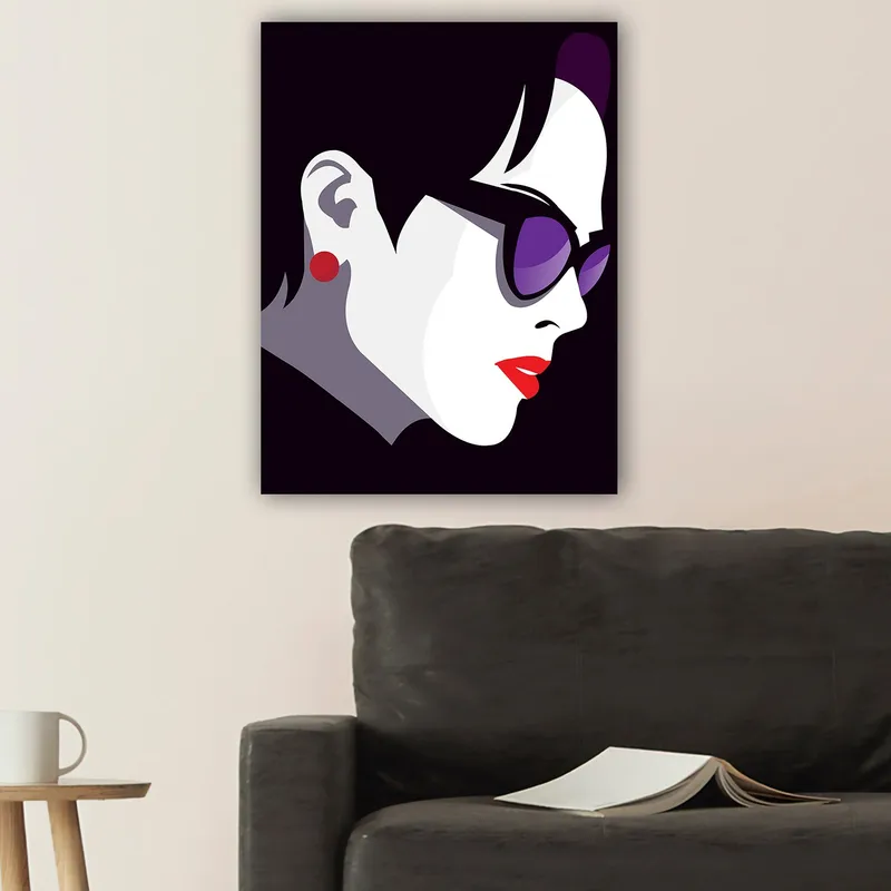 Canvastavla 70x100 cm - Stiliserad profil av en kvinna med solglasögon och röd läppstift - Svart / Vit / Lila - Inredning - Tavlor & posters - Canvastavla