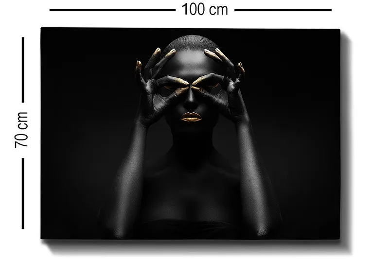 Canvastavla 70x100 cm - Stiliserad porträttbild av en kvinna med svarta händer som formar ett par ögon, med guldiga detaljer på läppar och fingertoppar - Svart / Guld - Inredning - Tavlor & posters - Canvastavla