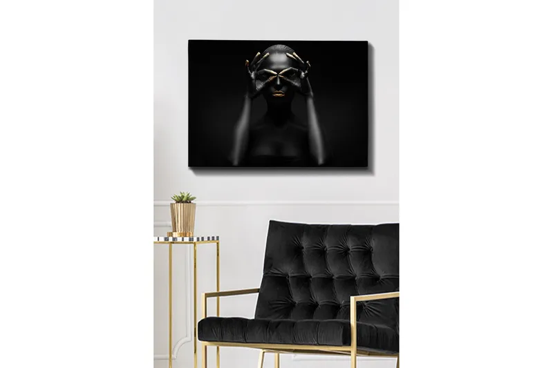 Canvastavla 70x100 cm - Stiliserad porträttbild av en kvinna med svarta händer som formar ett par ögon, med guldiga detaljer på läppar och fingertoppar - Svart / Guld - Inredning - Tavlor & posters - Canvastavla
