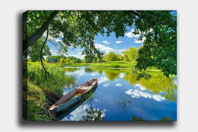 Canvastavla 70x100 cm - Stilla båt vid en spegelblanka sjö omgiven av grönskande träd och växtlighet - Grön / Blå / Brun - Inredning - Tavlor & posters - Canvastavla
