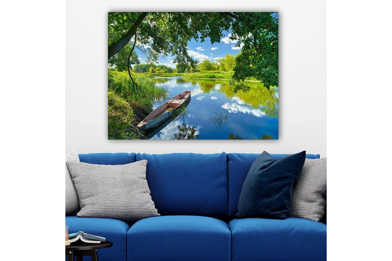 Canvastavla 70x100 cm - Stilla båt vid en spegelblanka sjö omgiven av grönskande träd och växtlighet - Grön / Blå / Brun - Inredning - Tavlor & posters - Canvastavla