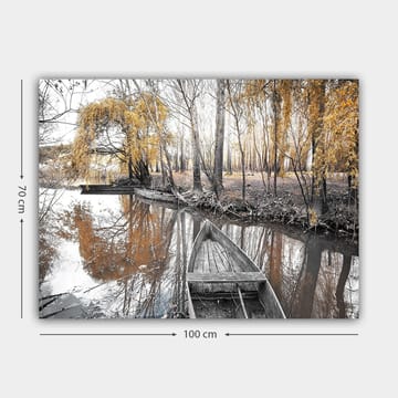 Canvastavla 70x100 cm - Stilla båt vid en spegelblanka vattenyta omgiven av höstfärgade träd - Guld / Grå / Svart - Inredning - Tavlor & posters - Canvastavla
