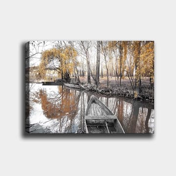 Canvastavla 70x100 cm - Stilla båt vid en spegelblanka vattenyta omgiven av höstfärgade träd - Guld / Grå / Svart - Inredning - Tavlor & posters - Canvastavla