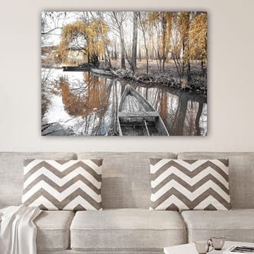 Canvastavla 70x100 cm - Stilla båt vid en spegelblanka vattenyta omgiven av höstfärgade träd - Guld / Grå / Svart - Inredning - Tavlor & posters - Canvastavla