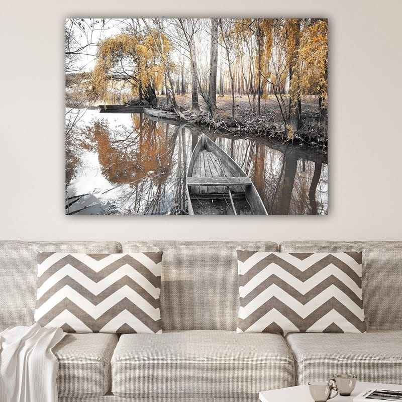 Canvastavla 70x100 cm - Stilla båt vid en spegelblanka vattenyta omgiven av höstfärgade träd - Guld / Grå / Svart - Inredning - Tavlor & posters - Canvastavla