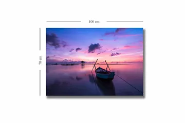 Canvastavla 70x100 cm - Stilla båt på en spegelblanka yta under en färgsprakande solnedgång - Lila / Rosa / Blå - Inredning - Tavlor & posters - Canvastavla