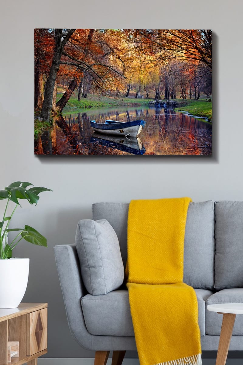 Canvastavla 70x100 cm - Stilla båt på en spegelblanka sjö omgiven av höstfärger - Orange / Blå / Grön - Inredning - Tavlor & posters - Canvastavla