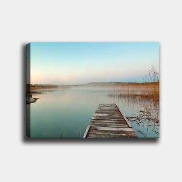 Canvastavla 70x100 cm - Stilla brygga som sträcker sig ut över en dimmig sjö i gryningen - Ljusblå / Beige / Grön - Inredning - Tavlor & posters - Canvastavla