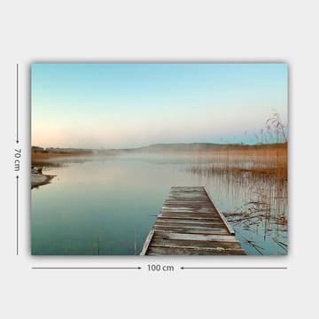 Canvastavla 70x100 cm - Stilla brygga som sträcker sig ut över en dimmig sjö i gryningen - Ljusblå / Beige / Grön - Inredning - Tavlor & posters - Canvastavla