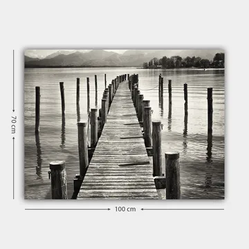 Canvastavla 70x100 cm - Stilla brygga som sträcker sig ut över vattnet, omgiven av pelare som reflekteras i ytan - Svart / Vitt / Grått - Inredning - Tavlor & posters - Canvastavla