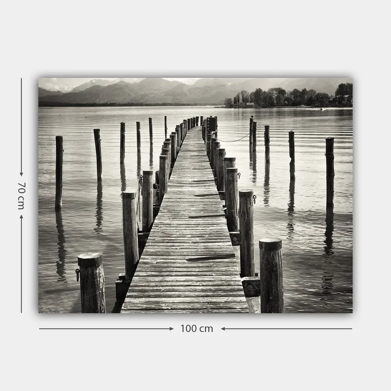 Canvastavla 70x100 cm - Stilla brygga som sträcker sig ut över vattnet, omgiven av pelare som reflekteras i ytan - Svart / Vitt / Grått - Inredning - Tavlor & posters - Canvastavla